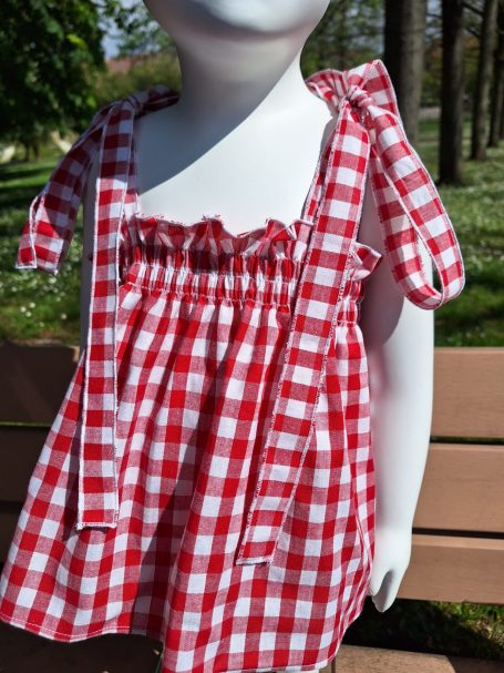 Blusa de cuadros rojos y blancos con tirantes y volantes. Talla 12 y 24 meses. Pvp. 11,95€