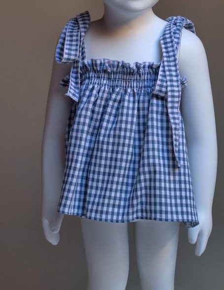 Blusa de cuadros azules con tirantes y un diseño ligero para niños. Talla 12 meses. Pvp.11,95€